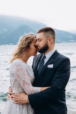 Güzel göl kenarında poz veren zarif genç bir çift.          