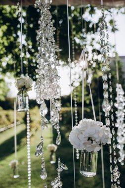 Güzel çiçekli zarif düğün dekorunun yakın çekimi.           