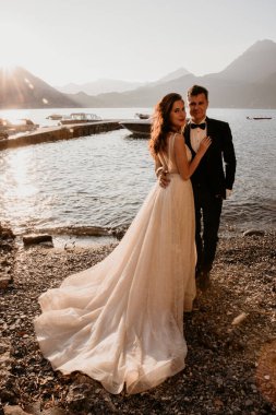 Güzel göl kenarında poz veren zarif genç bir çift.          