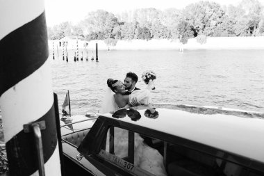 Venedik 'te teknede evlenen genç ve güzel bir çift.             