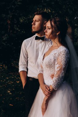 Parkta poz veren genç bir çiftin portresi..               