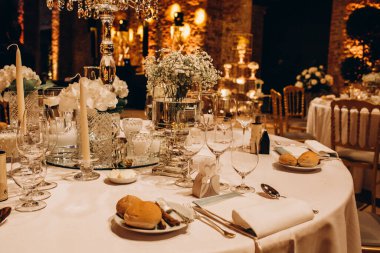 Zarif restoran içinde düğün resepsiyonu için güzel bir masa.         