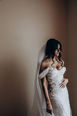 Beyaz gelinlik içindeki güzel gelinin portresi.              