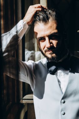 Sabahları zarif genç damat portresi     