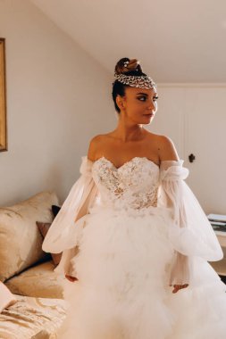 Beyaz gelinlik içindeki güzel gelinin portresi.              