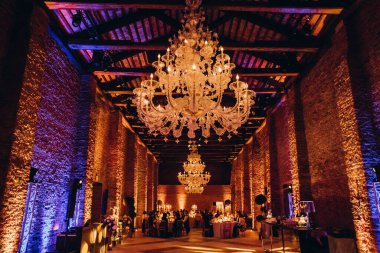 Zarif restoran içinde düğün resepsiyonu için güzel bir masa.         