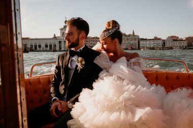 Venedik 'te teknede evlenen genç ve güzel bir çift.             