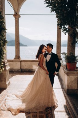 güzel mutlu gelin ve damat dağ gölü kenarında poz veriyor. 