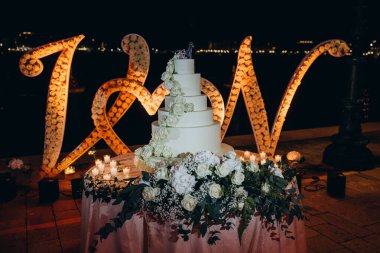 Güllü ve mumlu güzel düğün pastası