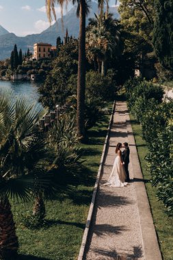 Parkta yürüyen genç bir çiftin portresi..                       