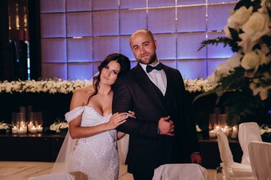 Bir restoranda mutlu gelin ve damat. düğün çifti. 