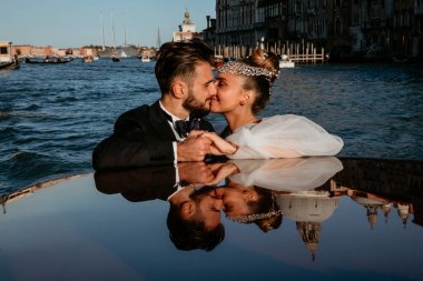 Venedik 'te teknede evlenen genç ve güzel bir çift.             