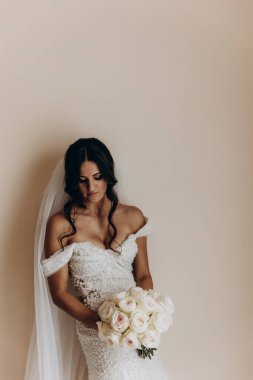 Beyaz gelinlik içindeki güzel gelinin portresi.              