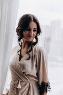 İpek bornozlu ve peçeli güzel gelin sabah evde.   