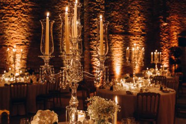 Zarif restoran içinde düğün resepsiyonu için güzel bir masa.         