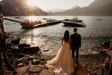 Sahilde poz güzel düğün çifti