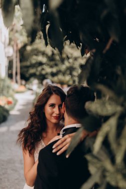 Güzel, mutlu, genç bir çift düğün günlerinde birbirine aşık.            