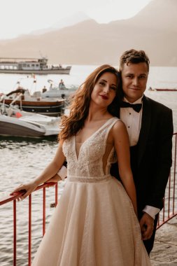 Genç ve güzel bir çift gölün arka planında poz veriyor. 