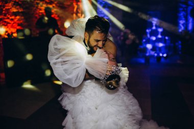 Düğünde dans eden mutlu gelin ve damat.             