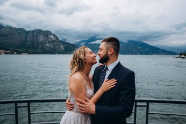 Güzel göl kenarında poz veren zarif genç bir çift.          