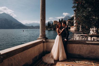 Güzel göl kenarında poz veren zarif genç bir çift.          