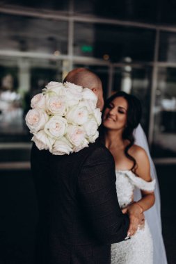 Güzel mutlu evlilik çifti şehirde poz veriyor.   