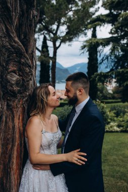 Parkta kucaklaşan genç bir çiftin portresi..                        