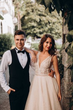 Güzel, mutlu, genç bir çift eski şehrin sokaklarında poz veriyor.           