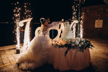 Düğün töreninde pasta kesen mutlu gelin ve damat    