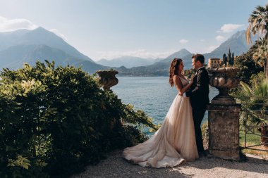 Düğün çifti göl kıyısında poz veriyor