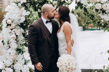 Parkta öpüşen genç bir çiftin portresi..                