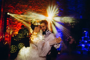 Düğünde dans eden mutlu gelin ve damat.             