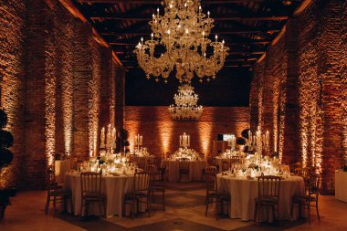 Zarif restoran içinde düğün resepsiyonu için güzel bir masa.         