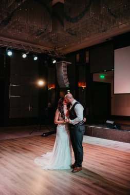 Düğünde dans eden mutlu gelin ve damat.             