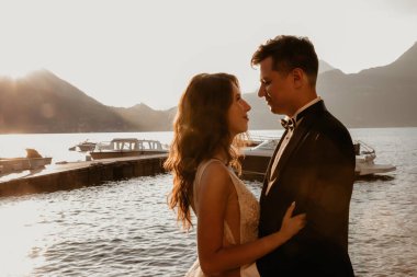 Sahilde poz güzel düğün çifti