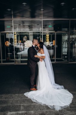 Güzel mutlu evlilik çifti şehirde poz veriyor.   