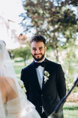 Mutlu gelin ve damat parkta birbirlerine bakıyorlar.