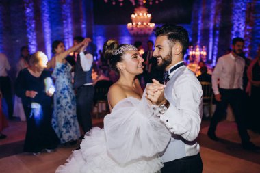 Düğünde dans eden mutlu gelin ve damat.             