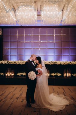 Düğünde dans eden mutlu gelin ve damat.             