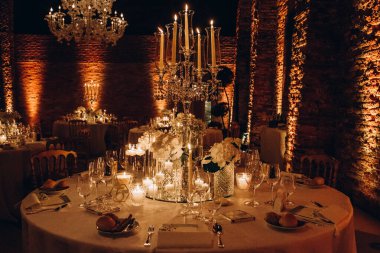 Zarif restoran içinde düğün resepsiyonu için güzel bir masa.         