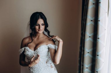 Beyaz gelinlik içindeki güzel gelinin portresi.              