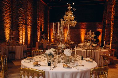 Zarif restoran içinde düğün resepsiyonu için güzel bir masa.         