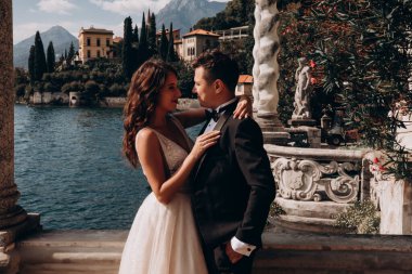 Göl kıyısında birbirine aşık bir çift. 