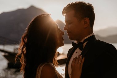 Sahilde poz güzel düğün çifti