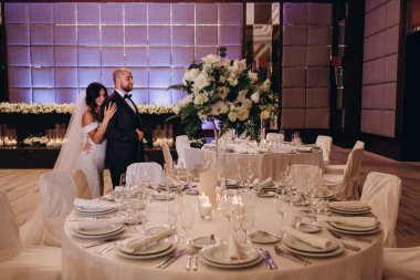 Güzel bir çift restoranda yan yana duruyor.