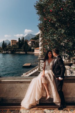 Göl kıyısında birbirine aşık bir çift. 