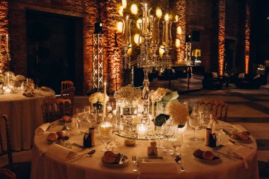 Zarif restoran içinde düğün resepsiyonu için güzel bir masa.         