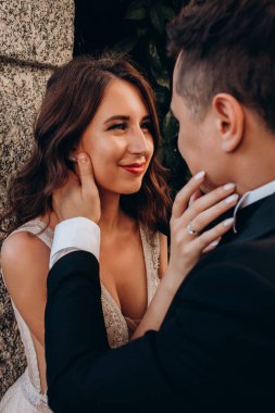 Güzel, mutlu, genç bir çift düğün günlerinde birbirine aşık.            