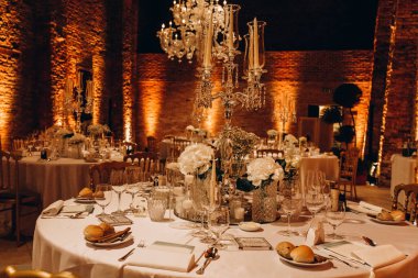 Zarif restoran içinde düğün resepsiyonu için güzel bir masa.         