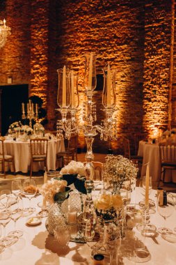 Zarif restoran içinde düğün resepsiyonu için güzel bir masa.         